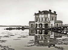 L'isola del gioiello che sorge da un lago
