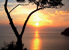 Un bagno al tramonto nella Grotta Azzurra